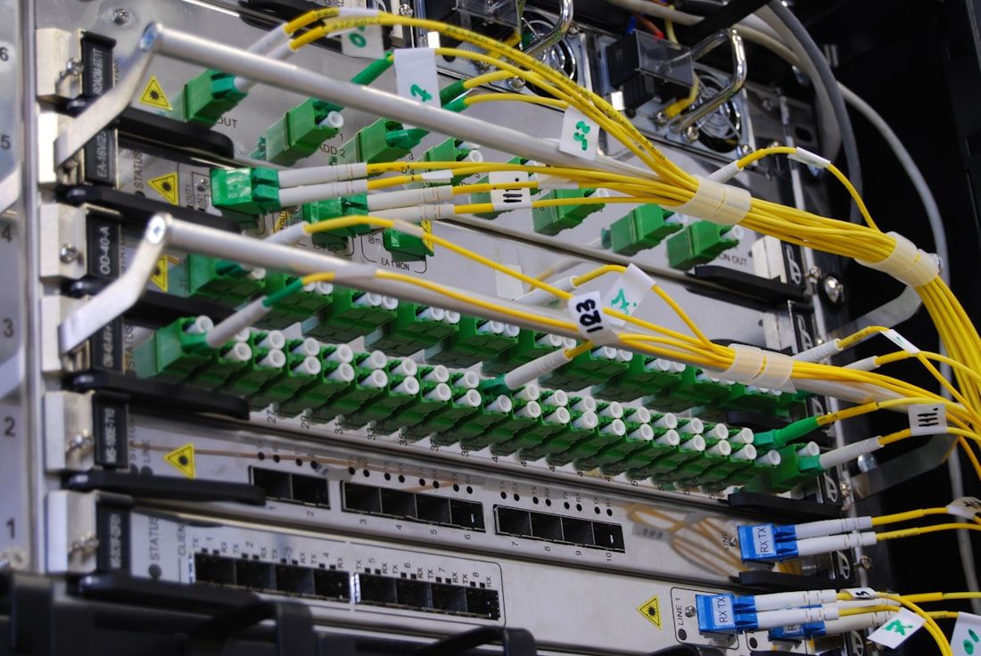 Sunucu kabininde fiber optik bağlantı paneli