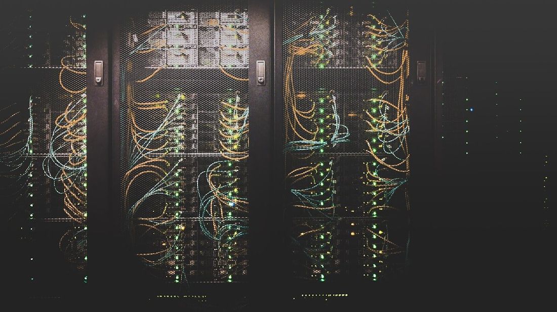 Egedatacenter veri merkezinde sunucu kabinleri